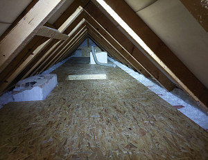 Zateplení stropu zděného rodinného domu pomocí foukané izolace